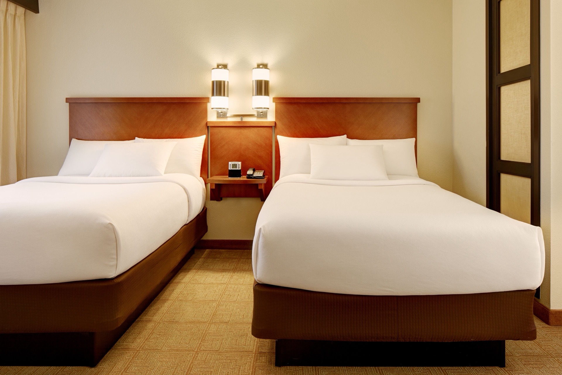 Double queen guestroom